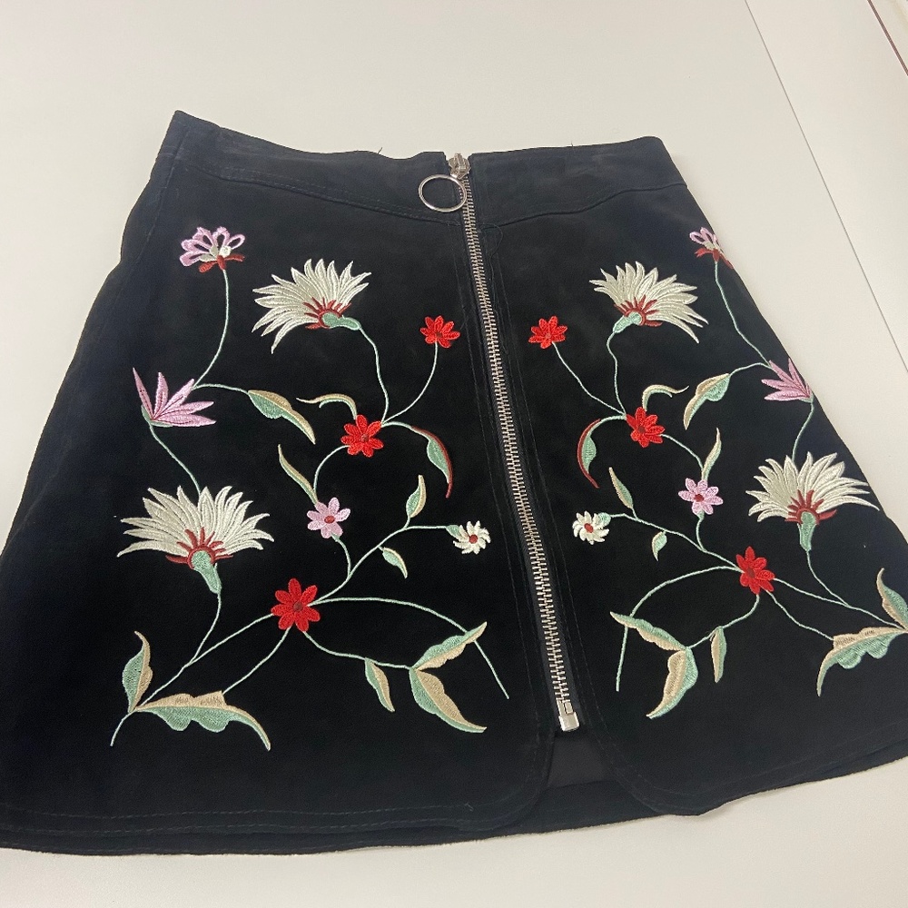 Zara black suede floral embroidered skirt size XS NWT center zip detail